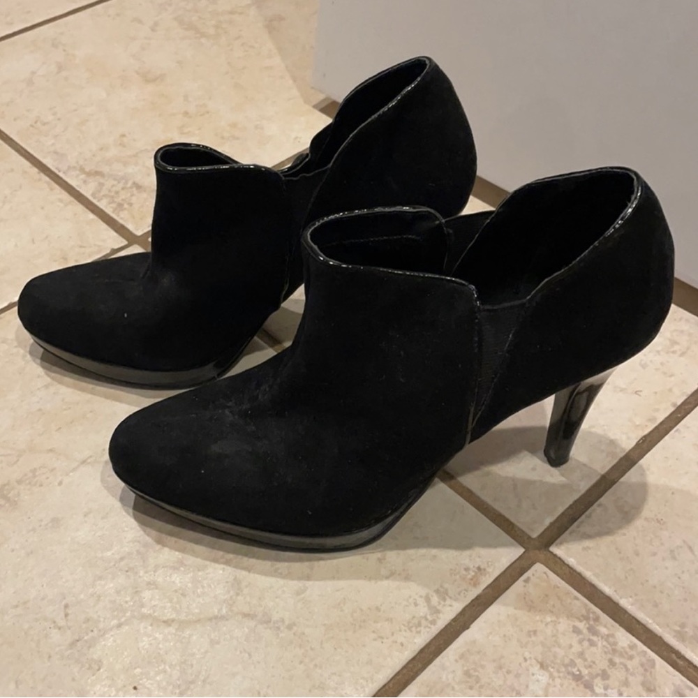 Beautiful Bandolino Black Booties Size 9